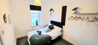 Modern 3-BR - Sleeps 5 - Contractors Deal- WiFi - 1