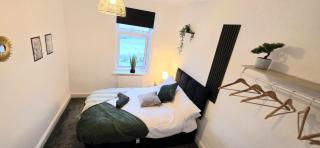 Modern 3-BR - Sleeps 5 - Contractors Deal- WiFi - 4