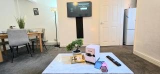 Modern 3BR Family-Friendly - Sleeps 5 - Fast WiFi -Parking - Netflix - 1