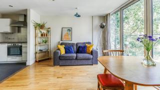 Spacious Split-Level Apartment and Sunny Balcony - 0