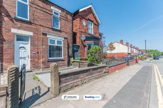 Modern 3BR House in Ince Ideal for Contractors & Long Stays - 1