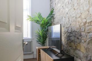 Georgia Suite by Koya Homes - Stylish 1BR Apartment in Barry - Wifi & Parking - 8