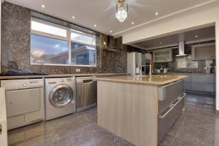 Luxurious West London Retreat With Hot Tubs Easy Access to Central London - 1