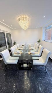 Luxurious West London Retreat With Hot Tubs Easy Access to Central London - 4