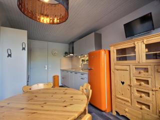 Appartement rénové au pied des pistes, cuisine moderne et balcon - FR-1-455-89 - 1