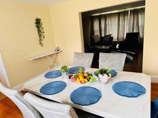 East Riverdale Enchanting 4 bedroom with 2 full bathrooms - 2