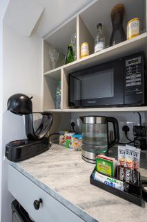 Wigan 4BR Retreat, Full Kitchen & Street Parking - 6
