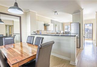 Luxury Sandton Central 2-bed with Pool View - Johannesburg - 9