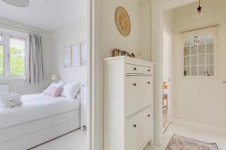 Bright and Welcoming 2BD Flat in South West London - 6