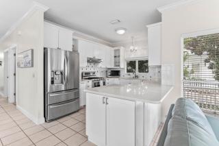 Spacious Crystal Beach Home w/ 2 Master King Suites, Pool Access, Walk to Beach, Pet Friendly! - Destin - 8