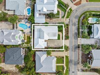 Spacious Crystal Beach Home w/ 2 Master King Suites, Pool Access, Walk to Beach, Pet Friendly! - Destin - 1