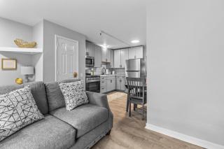 Convenient Apt Close to Downtown - 7