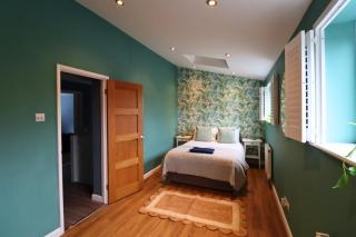 Spacious 5-Bedroom Home with Large Garden in Egham - 6