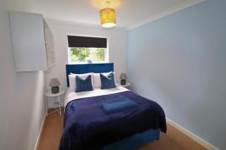 Spacious 5-Bedroom Home with Large Garden in Egham - 4