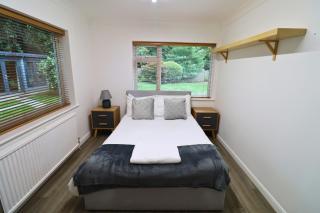 Spacious 5-Bedroom Home with Large Garden in Egham - Thorpe - 1