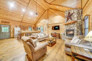 5 Mi to Lake Broken Bow Cabin with Hot Tub and Deck - Broken Bow - 8