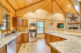 5 Mi to Lake Broken Bow Cabin with Hot Tub and Deck - Broken Bow - 4