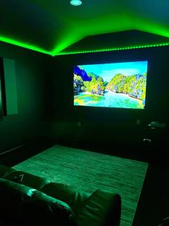 Blue View Lodge, Mountain Views & Movie Theater - 4