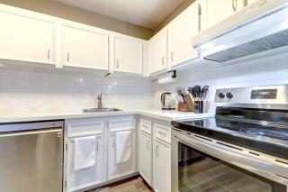 Roomy Top Floor at Stampede w Free Parking and AC - Calgary - 1