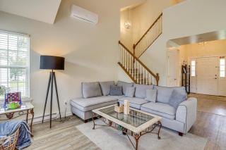 Family Retreat with 2 Game Rooms and Deck in Long Pond - 7