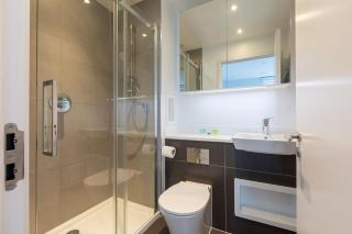 Modern 3-Bedroom, 3-Bath Apartment with City Views - 6