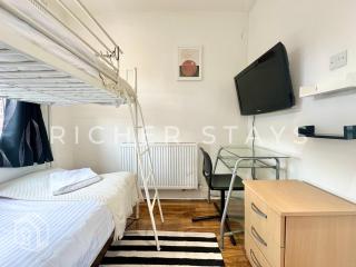 Modern Classic 3-Bedroom Flat - 7