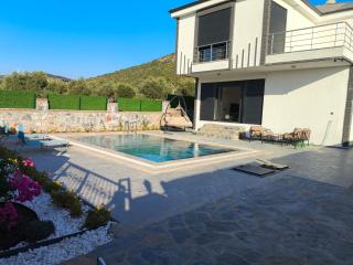 Elisa Villa - - 0