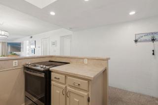 512 - Oceanfront top floor corner 2 bedroom - 1