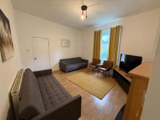 Central 3BR Home - Huddersfield Serviced Accomodation - Walk to Station & Town - Business Travellers - Families - Students - 5