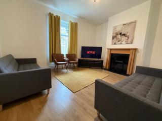 Central 3BR Home - Huddersfield Serviced Accomodation - Walk to Station & Town - Business Travellers - Families - Students - Huddersfield - 8