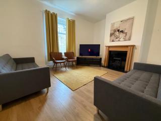 Huddersfield Spacious 3BR Stay - Business Travelers-Families-Students - Sleep 11 - Walk to Station & Town - Free Parking & Fast WIFI - 9