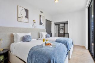 Top-floor 3BR Stay with skyline views - 7