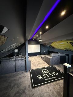 SK Stays Modern Luxury Home With Jacuzzi Bath & Cinema Room - 0