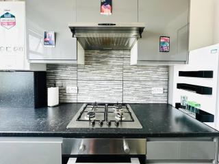 2 bedroom house , 25 mins to center - 2