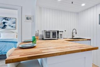 Chic 1BR Pineapple Pad Near Ocean and Pool - 4