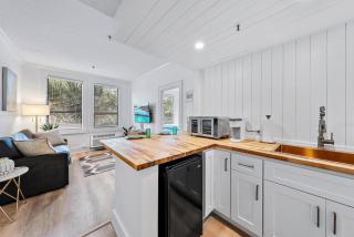 Chic 1BR Pineapple Pad Near Ocean and Pool - 1