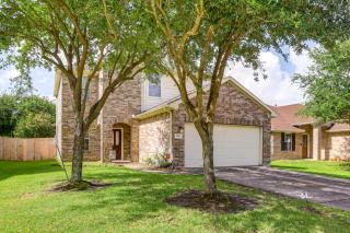 Fish and Hike Pet-Friendly Humble Home with Yard - Humble - 8