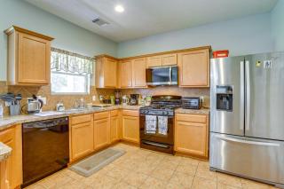 Fish and Hike Pet-Friendly Humble Home with Yard - Humble - 7