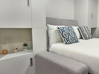 Bright Studio with Balcony on Bath Street - 4