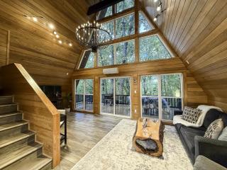 Fox Hill Cabin Where Country Charm Meets Town Convenience - 7
