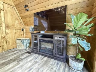 Fox Hill Cabin Where Country Charm Meets Town Convenience - 2