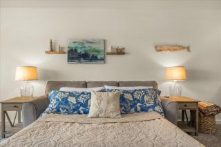 Oceanfront Suite - Top Floor - Sleeps 4 - Pool and Sauna - 6