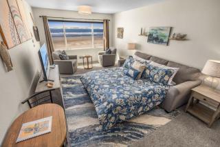 Oceanfront Suite - Top Floor - Sleeps 4 - Pool and Sauna - 5
