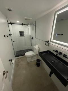 Creative Urban Escape 2BR with King Suite in Walkable Downtown Orlando - 1