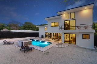 Modern 4BR Villa with Pool - 6