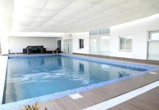 Luxe Spacious 2-Bed Haven for Families & Gathering - 1