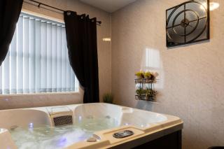 Getaway Accommodation with Pool Table and Jacuzzi! - Rotherham - 0