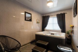 Getaway Accommodation with Pool Table and Jacuzzi! - Rotherham - 2