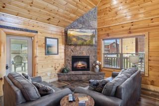 PF Plunge 4 Bedroom Cabin Private Indoor Pool Game Room Hot Tub Prime Location - 2