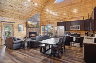 PF Plunge 4 Bedroom Cabin Private Indoor Pool Game Room Hot Tub Prime Location - 1
